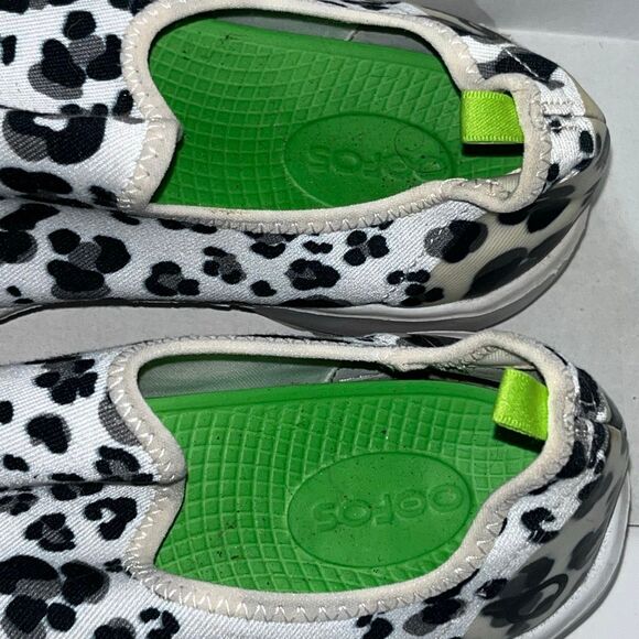 OOFOS Women's Black White OOmg Eezee Low Snow Leopard Recovery Shoes Size W9 - Picture 6 of 9